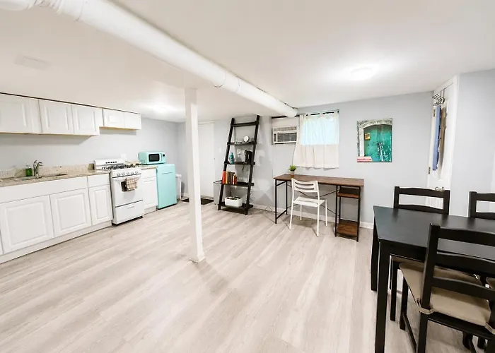 Cozy Logan Square Easy Access Chicago