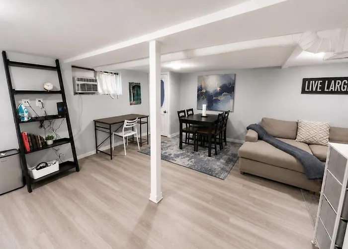 Cozy Logan Square Easy Access Apartment