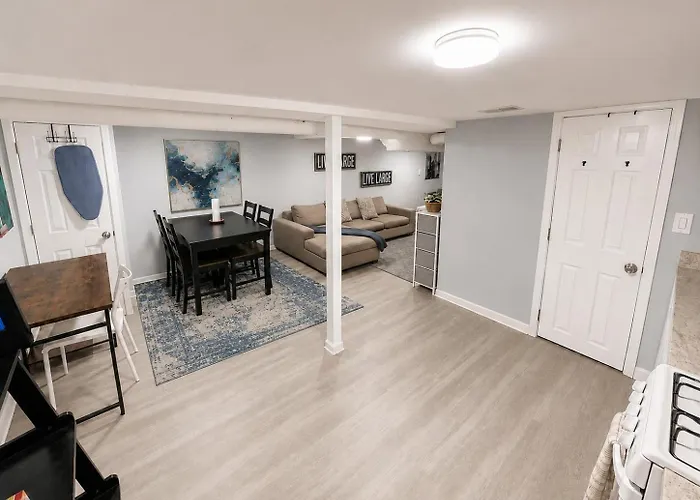 Cozy Logan Square Easy Access Apartment *